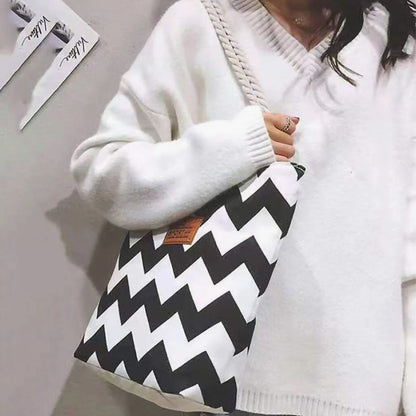 Dollcini Női Kézitáska – Vízálló és Könnyű Műbőr, Fekete-Fehér