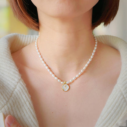 Dollcini Pearl Ékszerkészlet – Nyaklánc és Gyöngy Fülbevaló