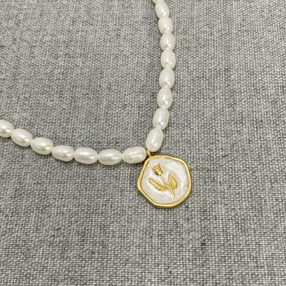 Dollcini Pearl Gyöngy Nyaklánc Virág Medállal – Rózsa vagy Tulipán